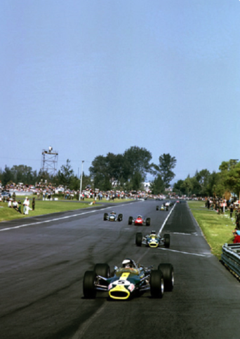Sur le circuit de Mexico City devant son co-équipier Graham Hill